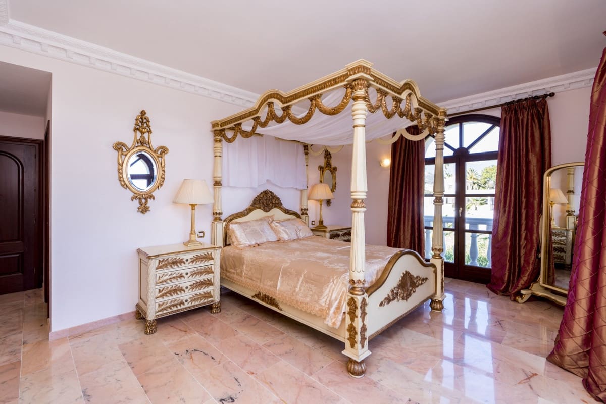 9 soverom Villa til salgs i Estepona med svømmebasseng garasje - € 2 900 000 (Ref: 10001891)