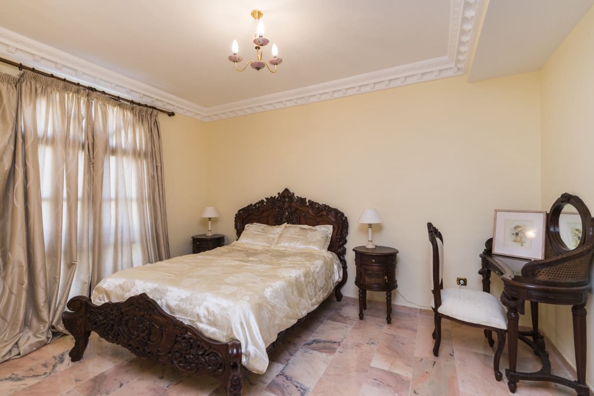 9 soverom Villa til salgs i Estepona med svømmebasseng garasje - € 2 900 000 (Ref: 10001891)