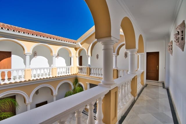 9 soverom Villa til salgs i Estepona med svømmebasseng garasje - € 2 900 000 (Ref: 10001891)