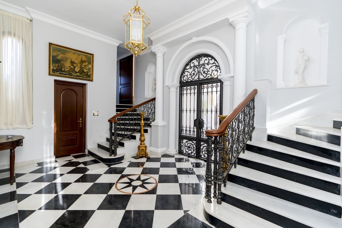 9 soverom Villa til salgs i Estepona med svømmebasseng garasje - € 2 900 000 (Ref: 10001891)