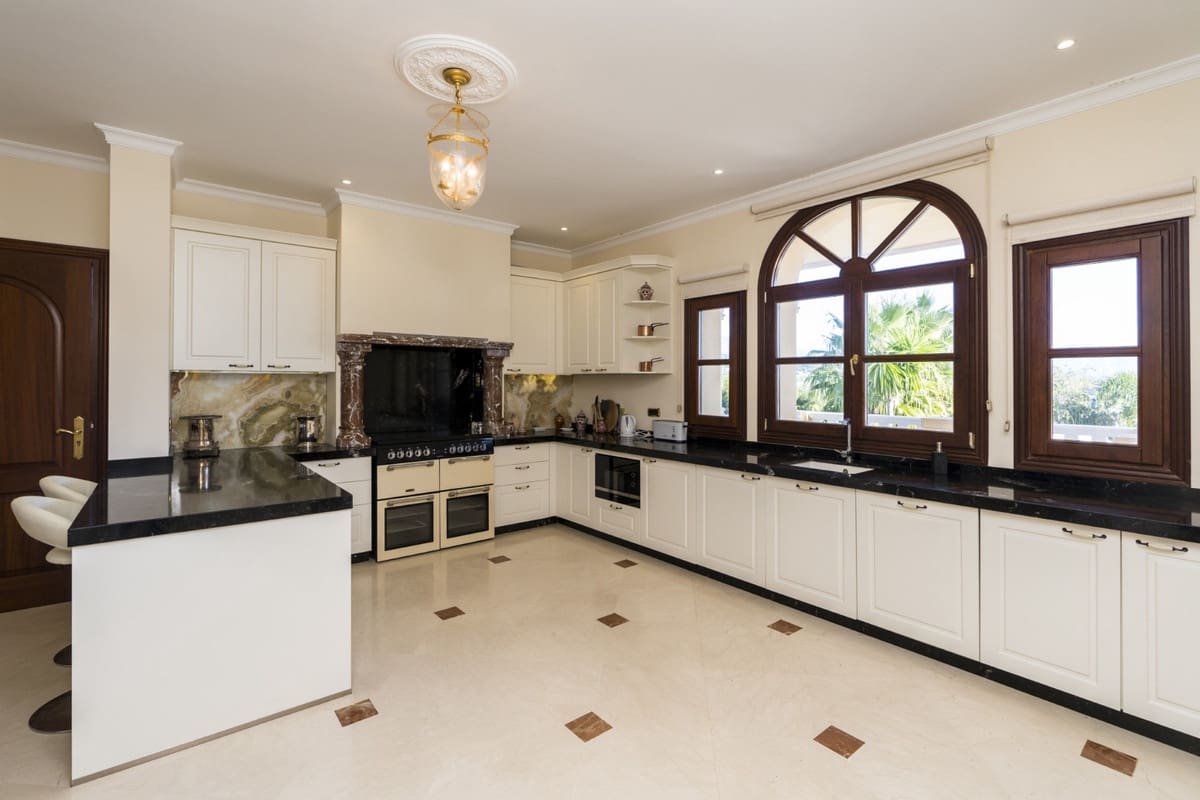 9 soverom Villa til salgs i Estepona med svømmebasseng garasje - € 2 900 000 (Ref: 10001891)