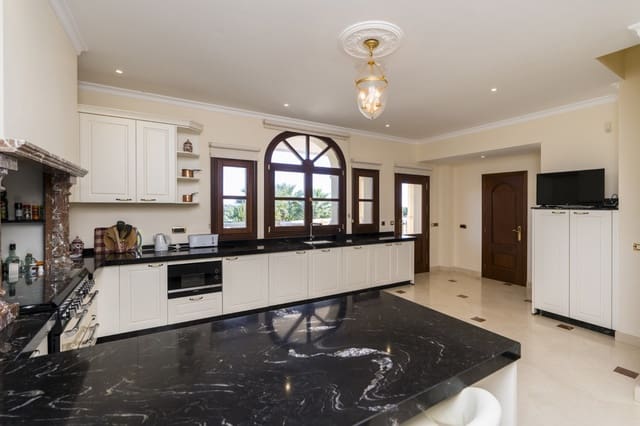 9 soverom Villa til salgs i Estepona med svømmebasseng garasje - € 2 900 000 (Ref: 10001891)
