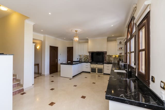 9 soverom Villa til salgs i Estepona med svømmebasseng garasje - € 2 900 000 (Ref: 10001891)