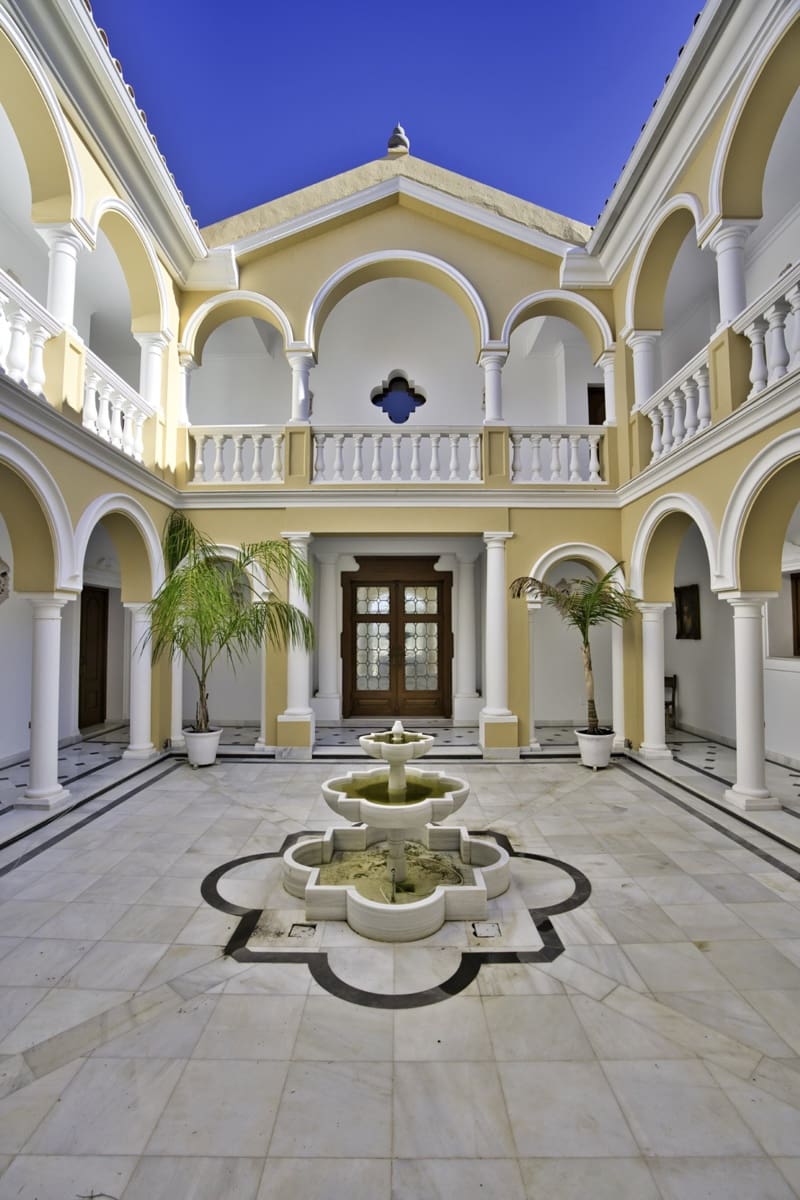 9 soverom Villa til salgs i Estepona med svømmebasseng garasje - € 2 900 000 (Ref: 10001891)