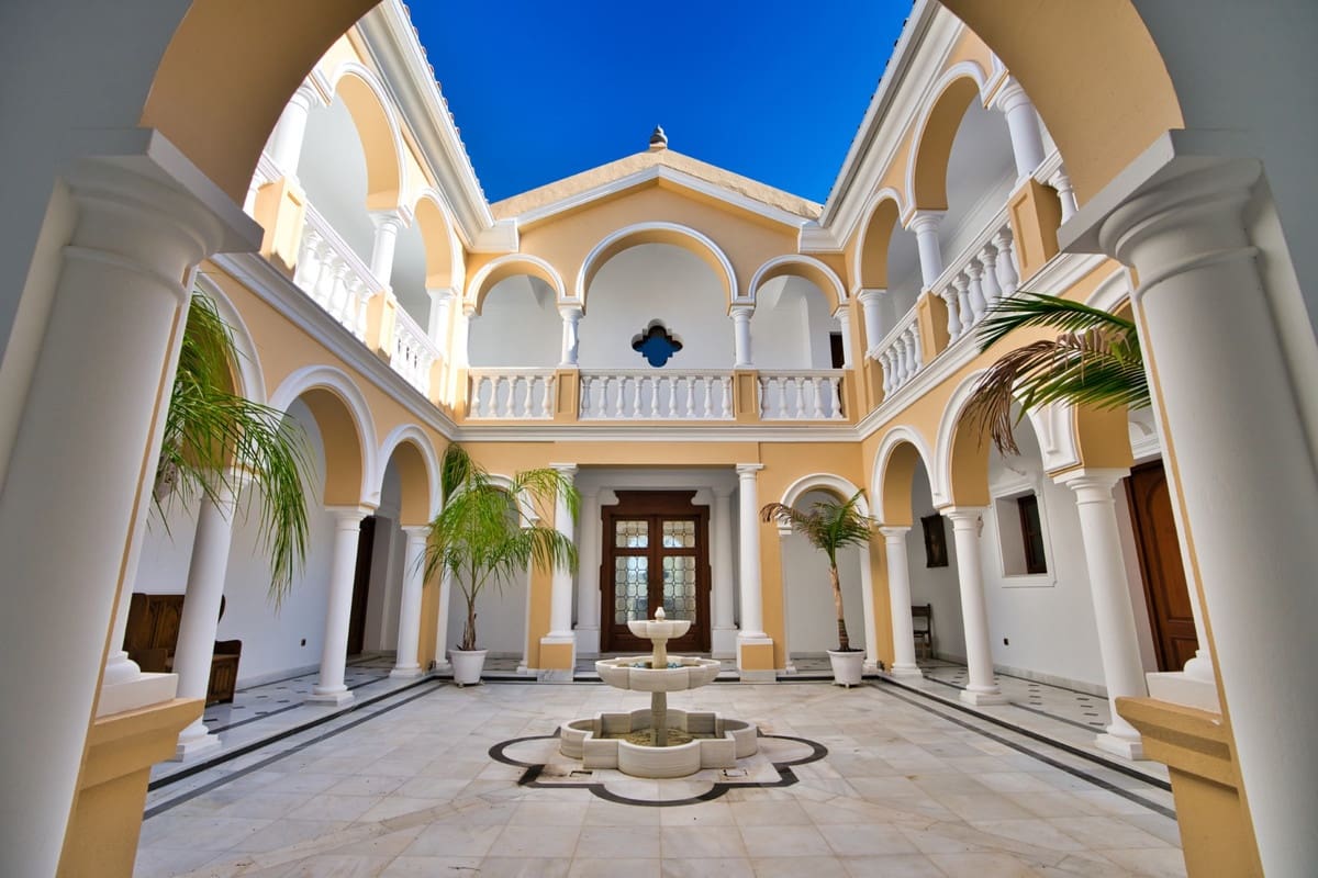 9 soverom Villa til salgs i Estepona med svømmebasseng garasje - € 2 900 000 (Ref: 10001891)