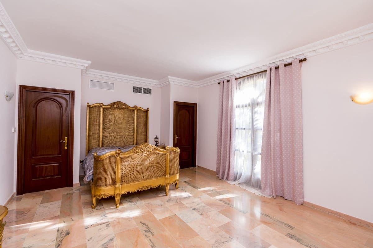 9 soverom Villa til salgs i Estepona med svømmebasseng garasje - € 2 900 000 (Ref: 10001891)