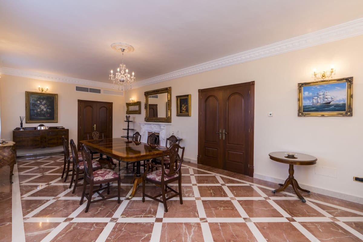 9 soverom Villa til salgs i Estepona med svømmebasseng garasje - € 2 900 000 (Ref: 10001891)