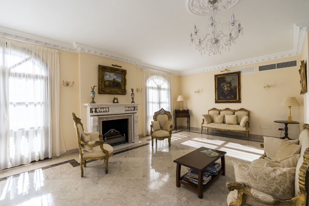 9 soverom Villa til salgs i Estepona med svømmebasseng garasje - € 2 900 000 (Ref: 10001891)