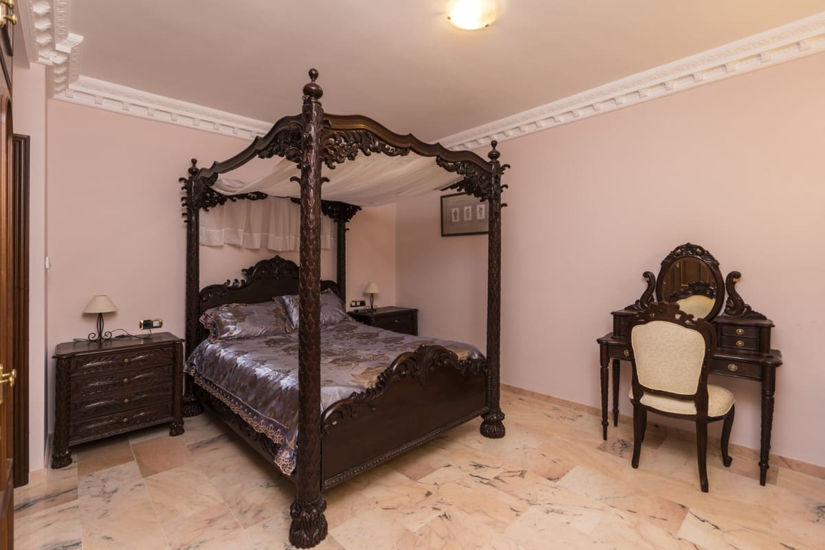 9 soverom Villa til salgs i Estepona med svømmebasseng garasje - € 2 900 000 (Ref: 10001891)