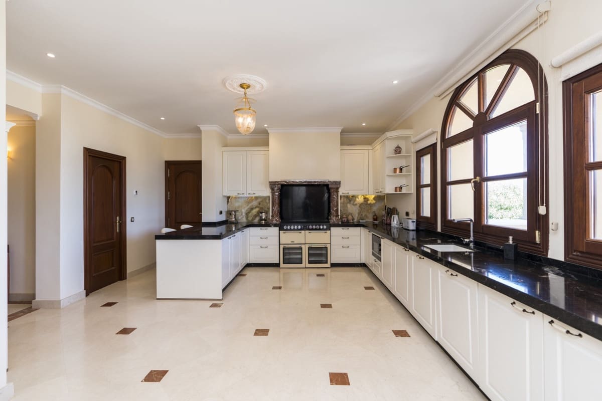 9 soverom Villa til salgs i Estepona med svømmebasseng garasje - € 2 900 000 (Ref: 10001891)