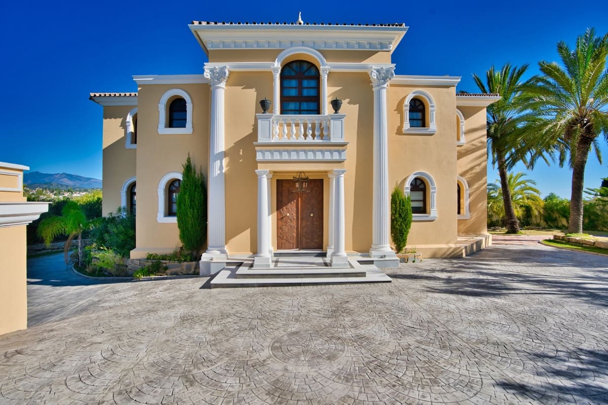 9 soverom Villa til salgs i Estepona med svømmebasseng garasje - € 2 900 000 (Ref: 10001891)