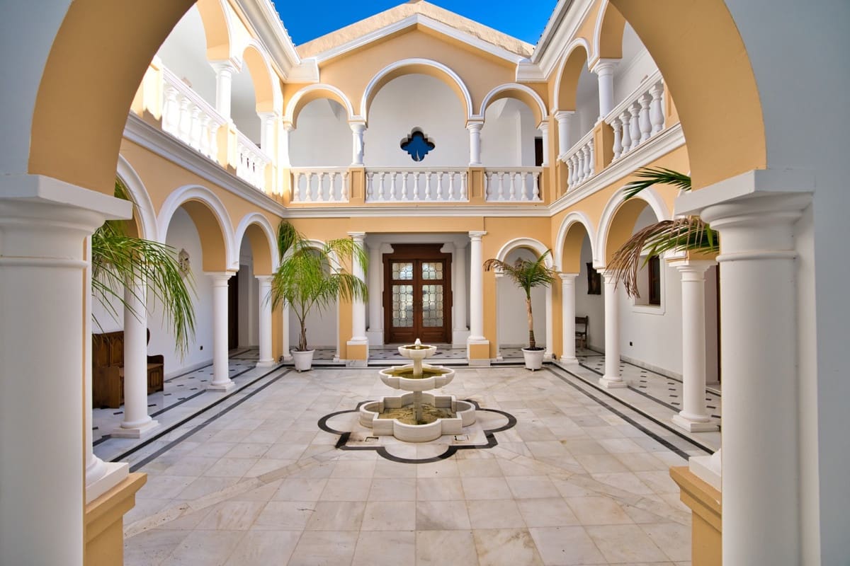 9 soverom Villa til salgs i Estepona med svømmebasseng garasje - € 2 900 000 (Ref: 10001891)