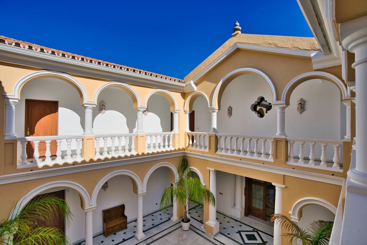 9 soverom Villa til salgs i Estepona med svømmebasseng garasje - € 2 900 000 (Ref: 10001891)