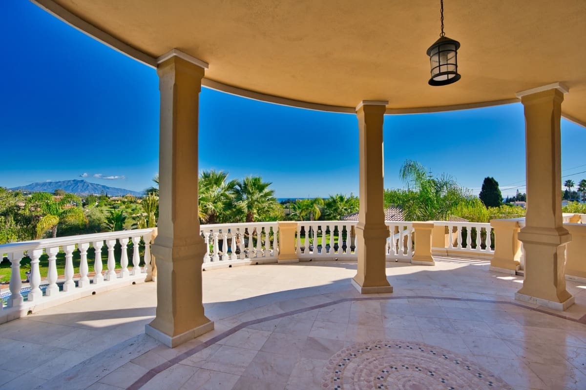 9 soverom Villa til salgs i Estepona med svømmebasseng garasje - € 2 900 000 (Ref: 10001891)