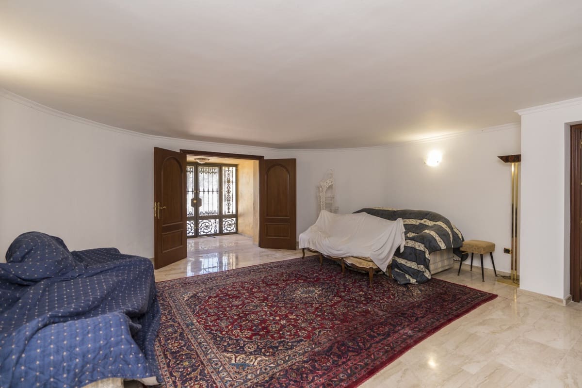 9 soverom Villa til salgs i Estepona med svømmebasseng garasje - € 2 900 000 (Ref: 10001891)