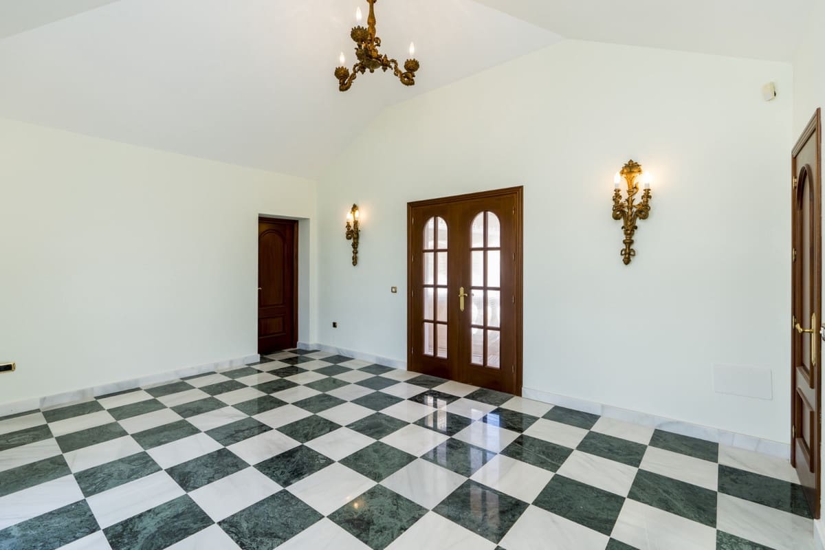 9 soverom Villa til salgs i Estepona med svømmebasseng garasje - € 2 900 000 (Ref: 10001891)
