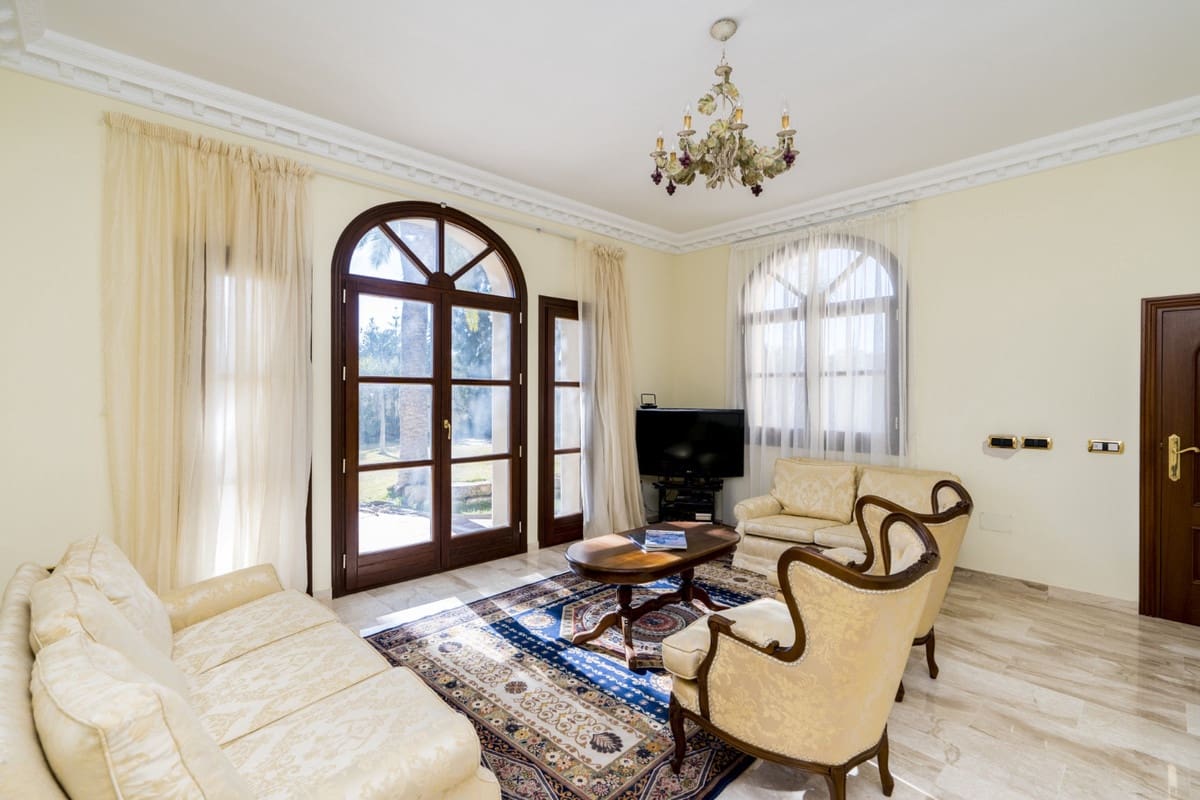 9 soverom Villa til salgs i Estepona med svømmebasseng garasje - € 2 900 000 (Ref: 10001891)