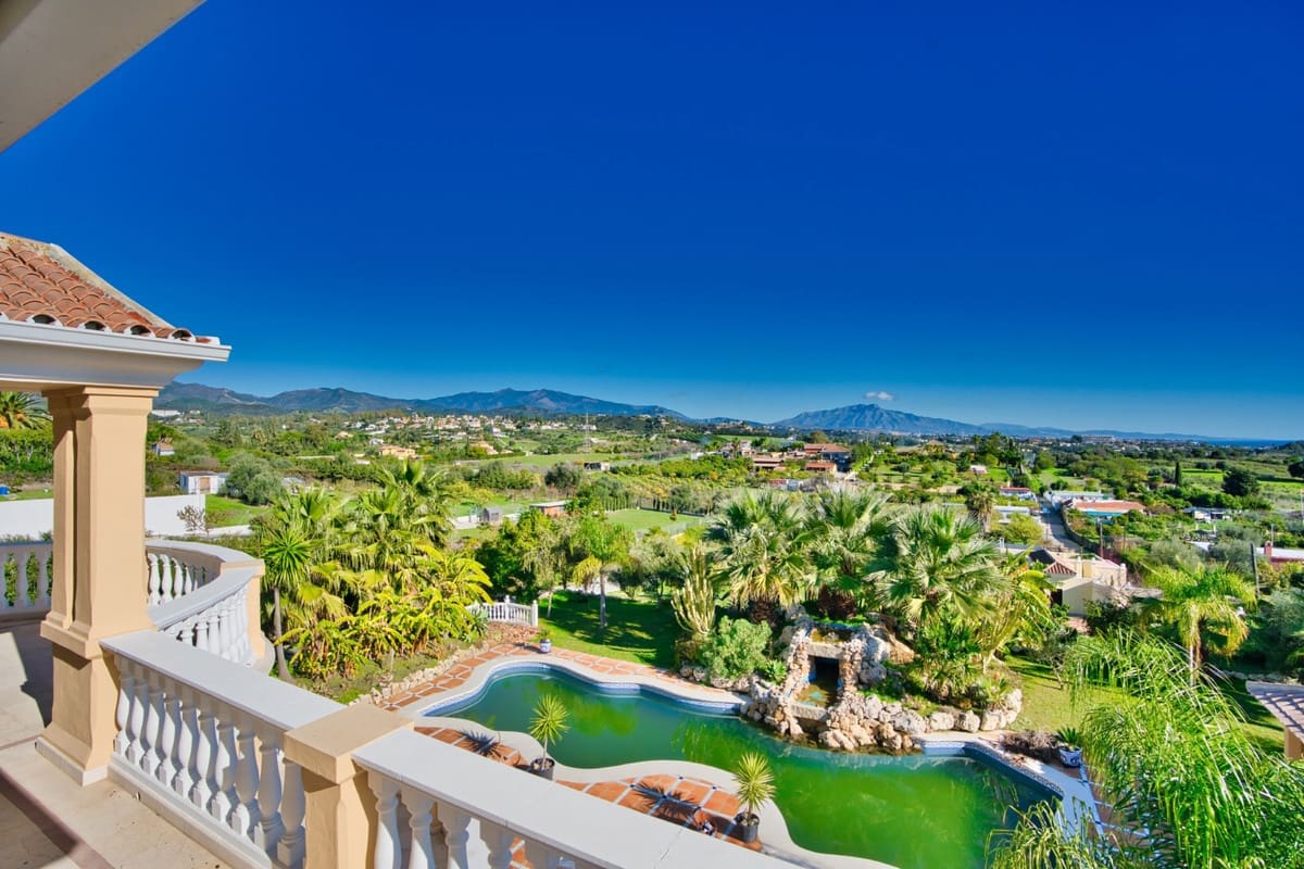 9 soverom Villa til salgs i Estepona med svømmebasseng garasje - € 2 900 000 (Ref: 10001891)