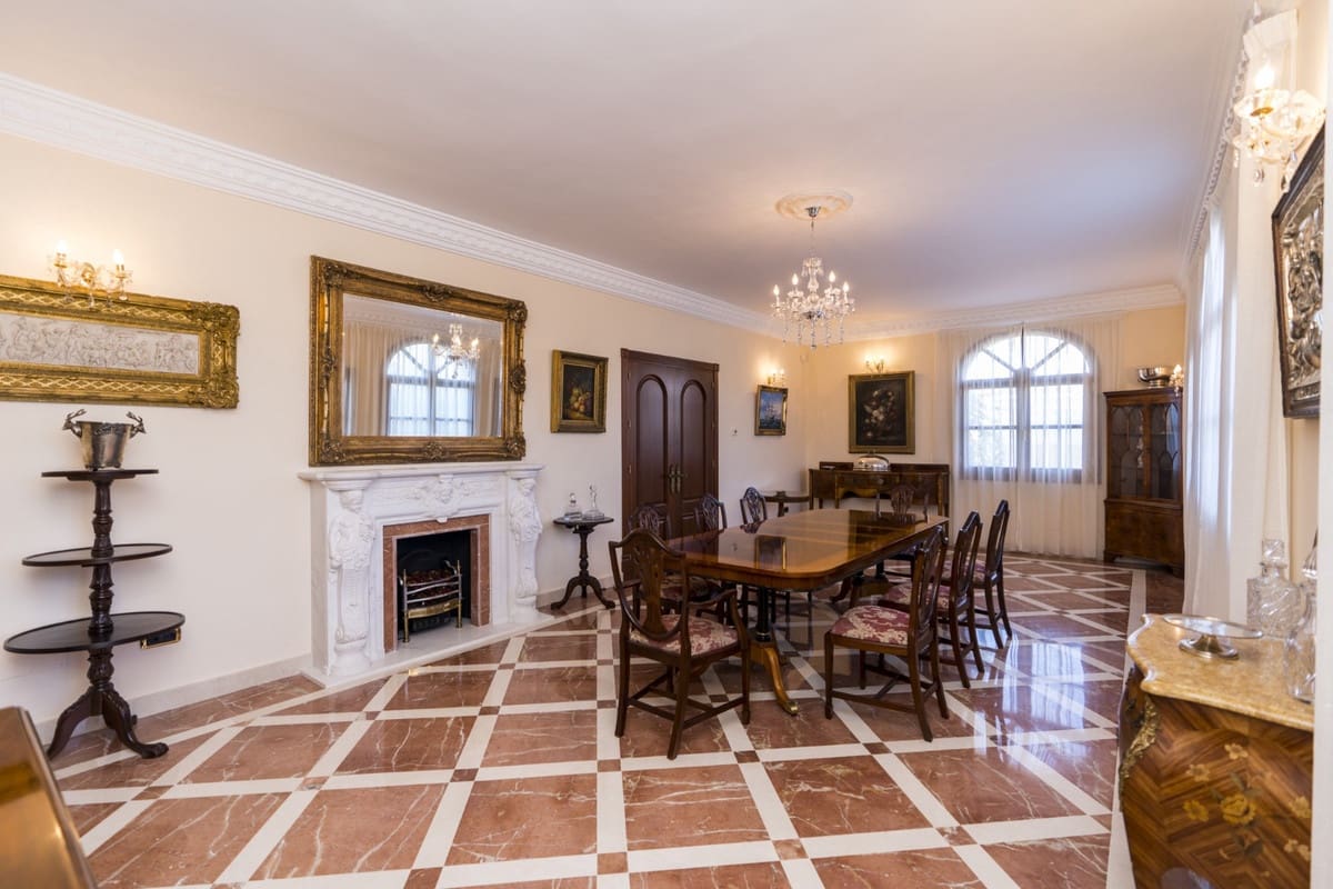 9 soverom Villa til salgs i Estepona med svømmebasseng garasje - € 2 900 000 (Ref: 10001891)