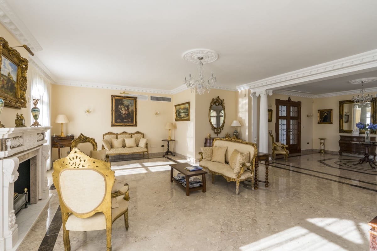 9 soverom Villa til salgs i Estepona med svømmebasseng garasje - € 2 900 000 (Ref: 10001891)