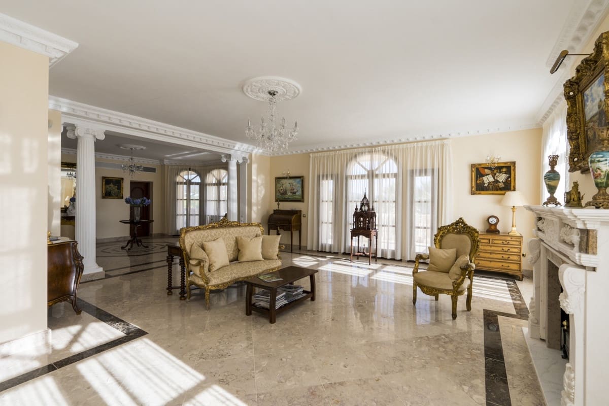 9 soverom Villa til salgs i Estepona med svømmebasseng garasje - € 2 900 000 (Ref: 10001891)