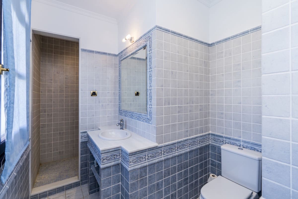 9 soverom Villa til salgs i Estepona med svømmebasseng garasje - € 2 900 000 (Ref: 10001891)