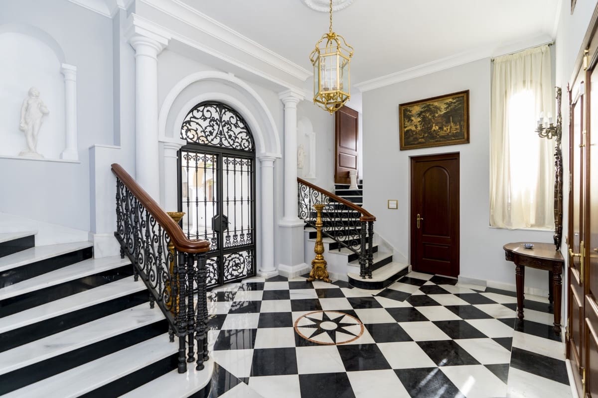 9 soverom Villa til salgs i Estepona med svømmebasseng garasje - € 2 900 000 (Ref: 10001891)