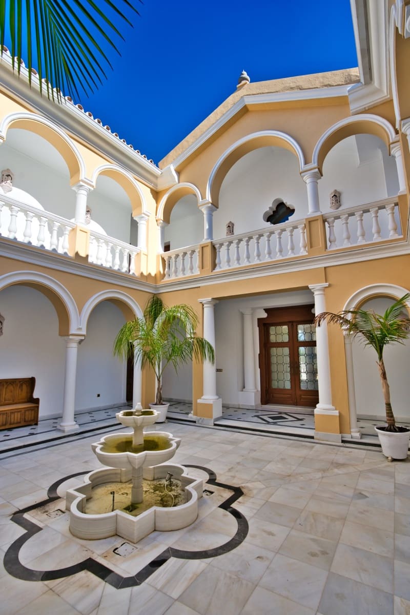 9 soverom Villa til salgs i Estepona med svømmebasseng garasje - € 2 900 000 (Ref: 10001891)