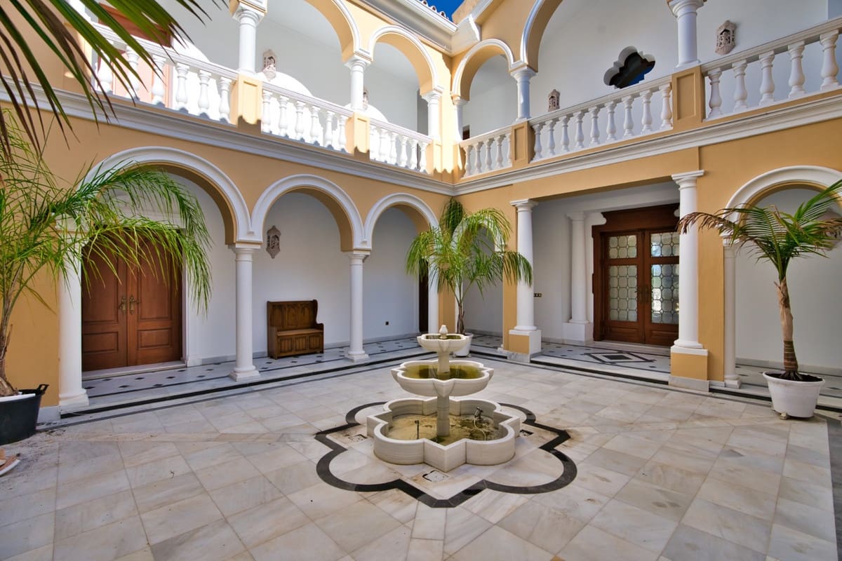9 soverom Villa til salgs i Estepona med svømmebasseng garasje - € 2 900 000 (Ref: 10001891)