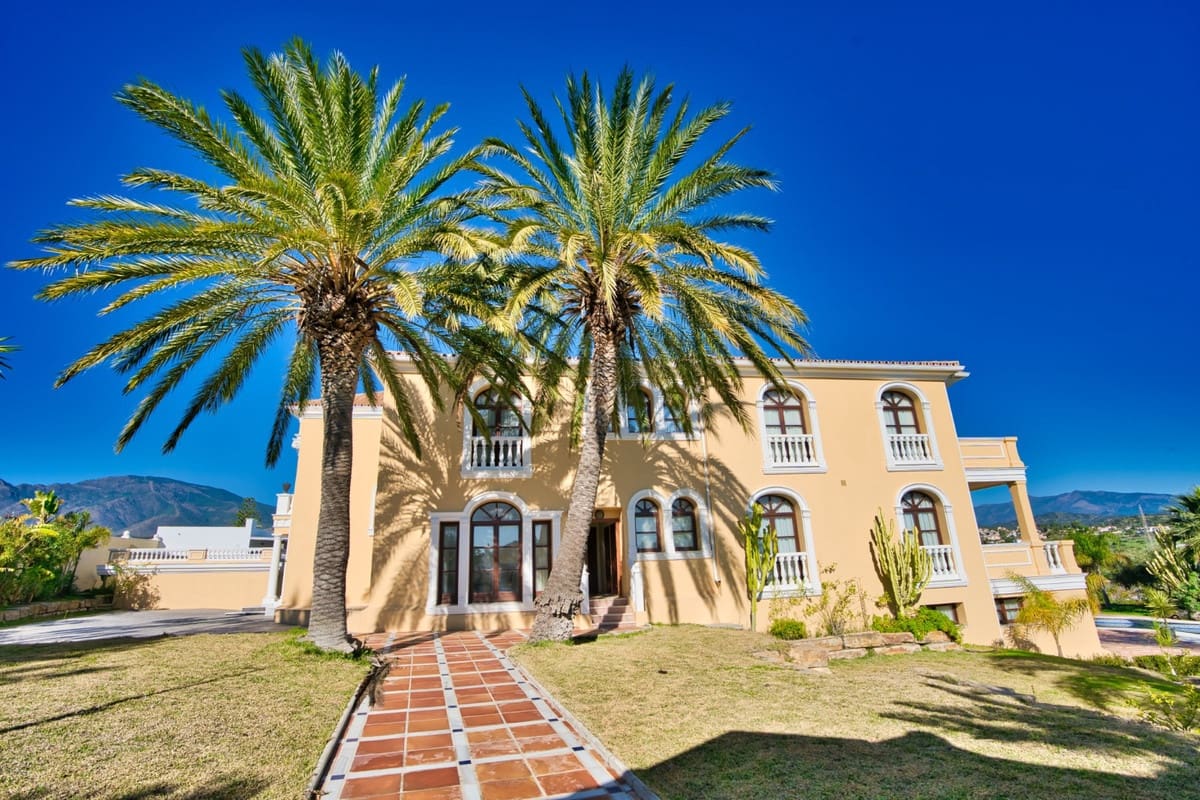 9 soverom Villa til salgs i Estepona med svømmebasseng garasje - € 2 900 000 (Ref: 10001891)