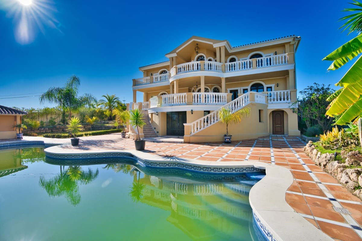 9 soverom Villa til salgs i Estepona med svømmebasseng garasje - € 2 900 000 (Ref: 10001891)