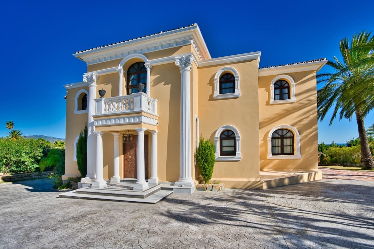 9 soverom Villa til salgs i Estepona med svømmebasseng garasje - € 2 900 000 (Ref: 10001891)