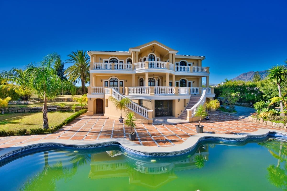 9 soverom Villa til salgs i Estepona med svømmebasseng garasje - € 2 900 000 (Ref: 10001891)
