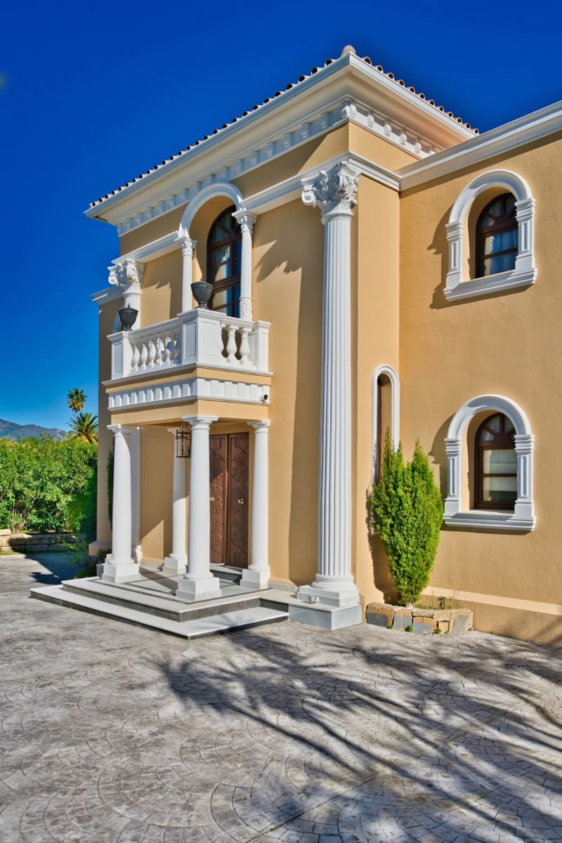 9 soverom Villa til salgs i Estepona med svømmebasseng garasje - € 2 900 000 (Ref: 10001891)