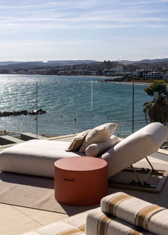 Apartamento de 3 habitaciones en Estepona en venta con piscina garaje - 1.785.000 € (Ref: 10001892)
