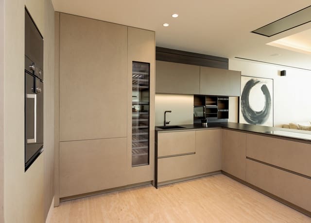 Apartamento de 3 habitaciones en Estepona en venta con piscina garaje - 1.785.000 € (Ref: 10001892)