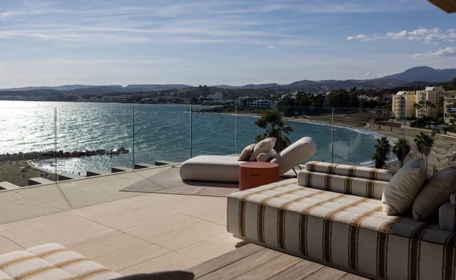 Apartamento de 3 habitaciones en Estepona en venta con piscina garaje - 1.785.000 € (Ref: 10001892)