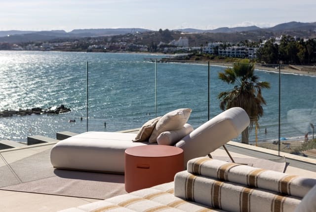 Apartamento de 3 habitaciones en Estepona en venta con piscina garaje - 1.785.000 € (Ref: 10001892)