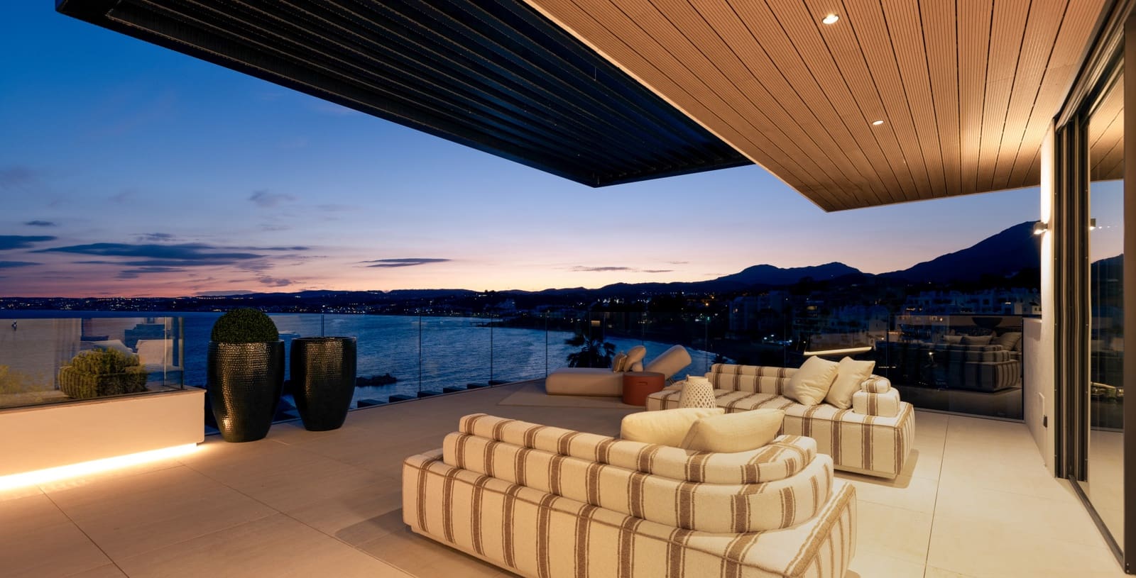 Apartamento de 3 habitaciones en Estepona en venta con piscina garaje - 1.785.000 € (Ref: 10001892)
