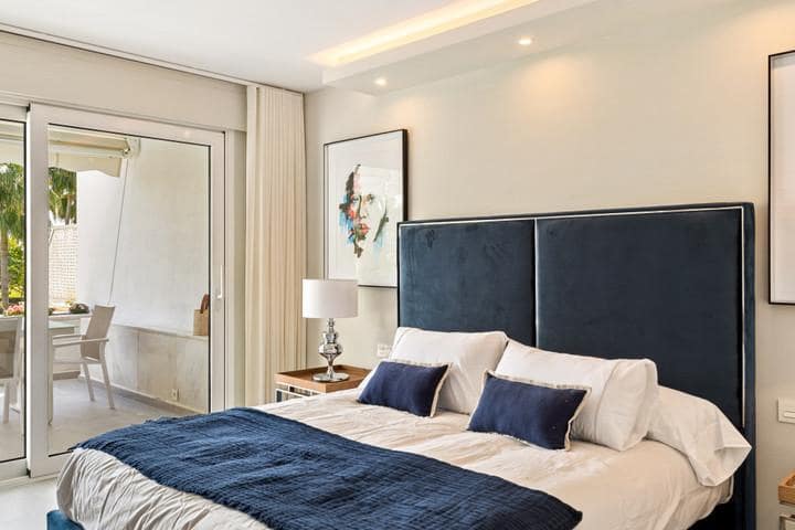 Apartamento de 2 habitaciones en Nueva Andalucia en venta con piscina garaje - 699.000 € (Ref: 10001900)