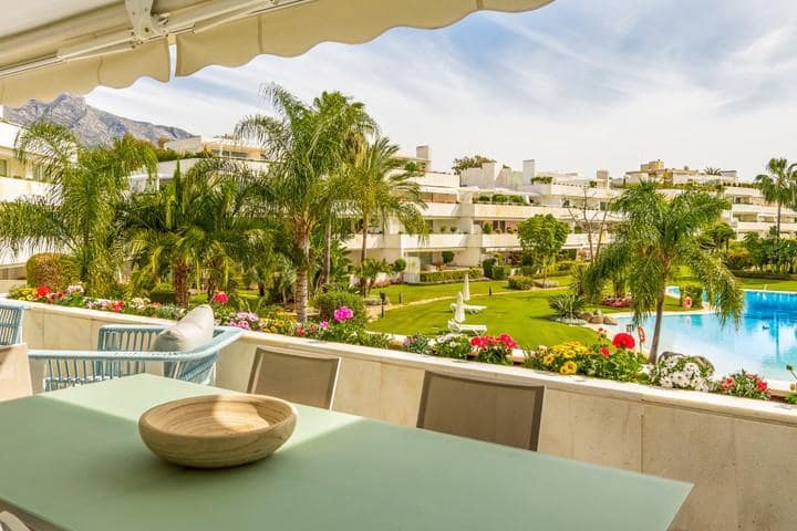 Apartamento de 2 habitaciones en Nueva Andalucia en venta con piscina garaje - 699.000 € (Ref: 10001900)