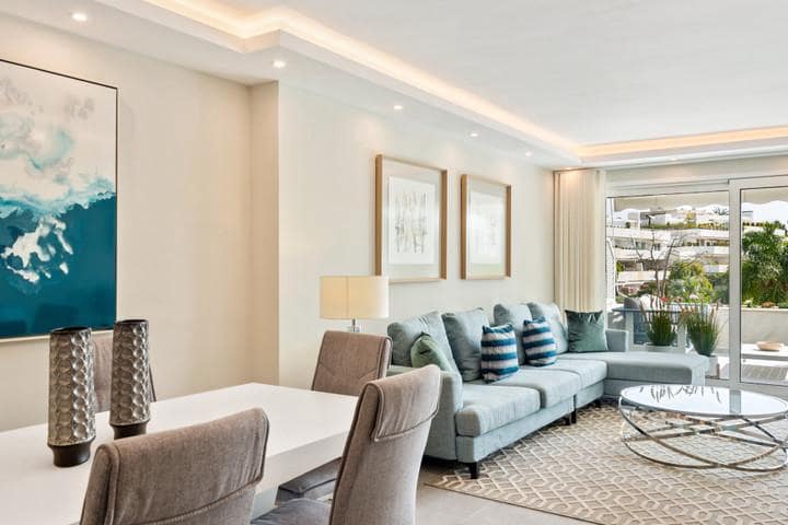 Apartamento de 2 habitaciones en Nueva Andalucia en venta con piscina garaje - 699.000 € (Ref: 10001900)