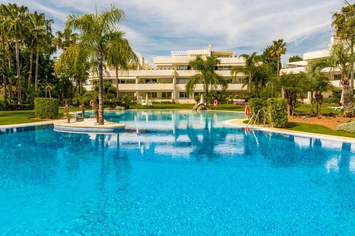 Apartamento de 2 habitaciones en Nueva Andalucia en venta con piscina garaje - 699.000 € (Ref: 10001900)