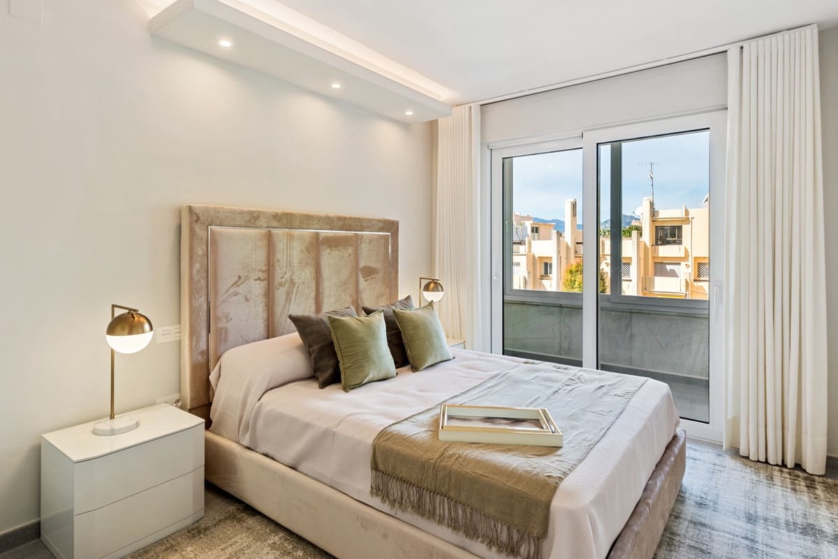 Apartamento de 2 habitaciones en Nueva Andalucia en venta con piscina garaje - 699.000 € (Ref: 10001900)