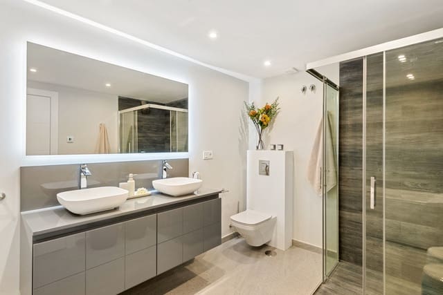 Apartamento de 2 habitaciones en Nueva Andalucia, Marbella en venta con piscina garaje - 699.000 € (Ref: 10001900)