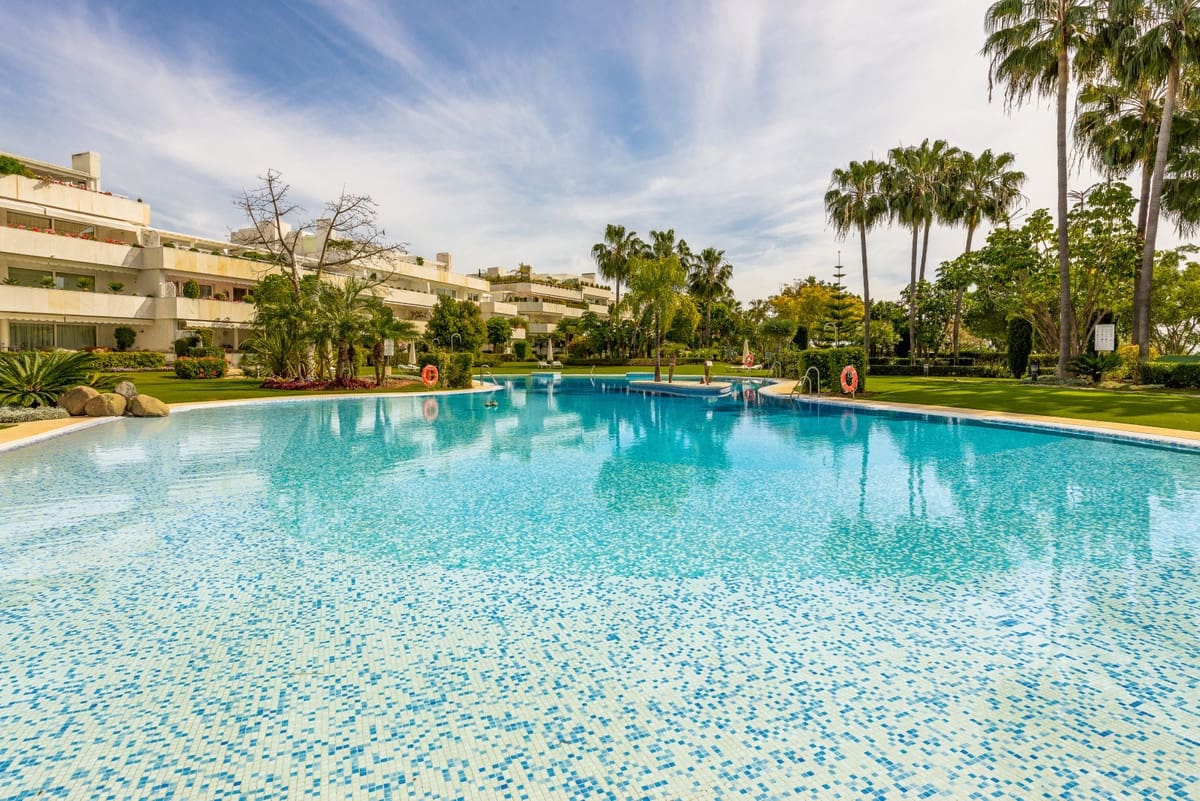 Apartamento de 2 habitaciones en Nueva Andalucia en venta con piscina garaje - 699.000 € (Ref: 10001900)
