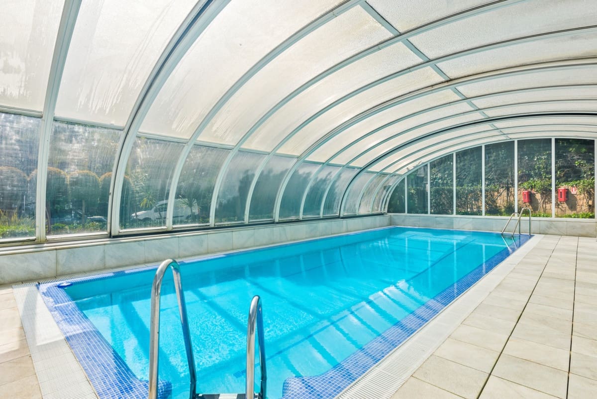 Apartamento de 2 habitaciones en Nueva Andalucia en venta con piscina garaje - 699.000 € (Ref: 10001900)