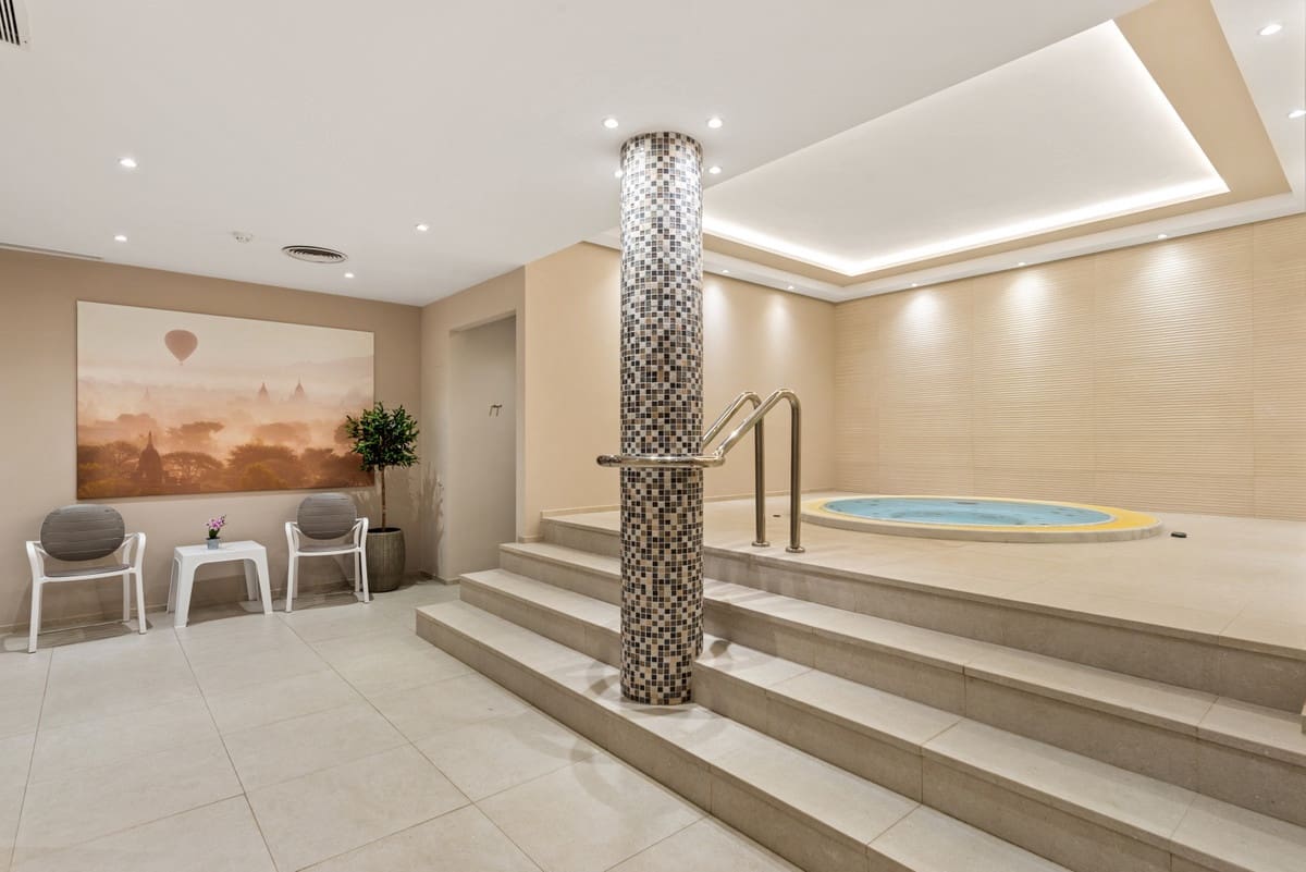 Apartamento de 2 habitaciones en Nueva Andalucia en venta con piscina garaje - 699.000 € (Ref: 10001900)