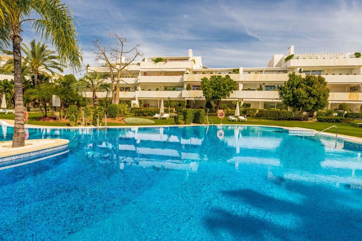 Apartamento de 2 habitaciones en Nueva Andalucia en venta con piscina garaje - 699.000 € (Ref: 10001900)