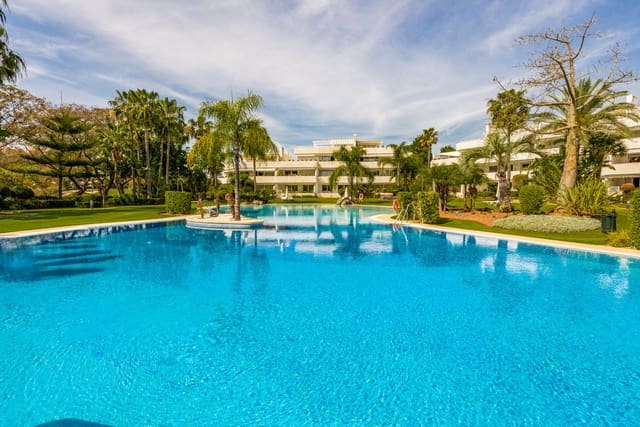 Apartamento de 2 habitaciones en Nueva Andalucia, Marbella en venta con piscina garaje - 699.000 € (Ref: 10001900)